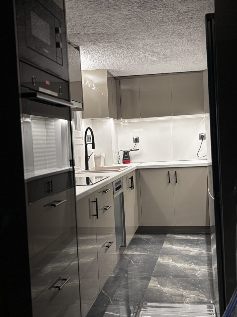 Κουζίνα Grey PET high gloss